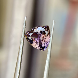 Tanzanita natural sin calentar, hermoso color rosa, zoisita, trillón de forma, 1.70CT, tanzanita rara para hacer joyas, precio bajo, a un precio muy bajo - Product Image 1