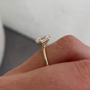 Anillo de Compromiso de Diamante Cultivado en Laboratorio con Corte Pera de 1.80 Ct y Oro Amarillo de 14K, Joyería Nupcial de Lujo Hecha a Mano - Product Image 3