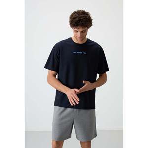เสื้อยืดคอตตอนทรงโอเวอร์ไซส์สีน้ำเงินกรมท่าสำหรับผู้ชาย ยี่ห้อ Air Jones ผิวสัมผัสหนาพิเศษ พร้อมลายกราฟิก เหมาะสำหรับใส่ลำลอง - Product Image 4