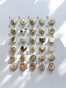 Perilla blanca de diseñador con detalles dorados para armarios de oficina y cajones de escritorio Tirador de manija de muebles de lujo adecuado para espacios de trabajo - Product Image 4