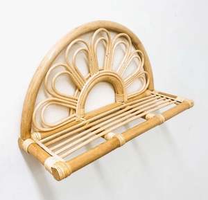 Crochet mural en rotin importé du Vietnam avec motif floral pour l'organisation de la maison - Product Image 1