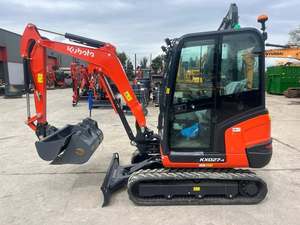 Mini-excavatrice sur chenilles orange et noire avec cabine, chenilles et éclairage à vendre - Kubota KX027-4 - Product Image 3