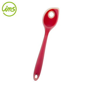 Cuchara agitadora de cocina de silicona antiadherente con agujero - Product Image 1