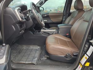 Compre barato 2017 para Tacoma Limited Pickup Automatic R20 AWD Asientos de cuero Luz Interior Dirección a la izquierda - Product Image 4