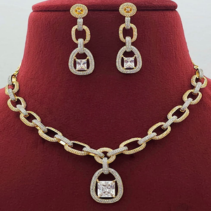Conjunto de Collar de Diseño con Acabado Dorado y Blanco para Mujer, Perfecto para Fiestas, Ocasiones Festivas, Uso Diario, Calidad Premium - Product Image 1