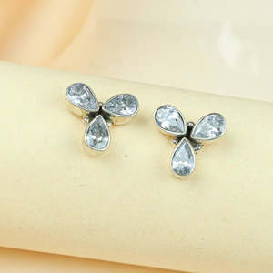 Pendientes de botón Ayushi Clover de plata 925 y oro de 14K/18K, 100% modernos, con engaste de bisel, diseño de flor y mariposa, patrón de diamantes, rubí y diamante principal - Product Image 3