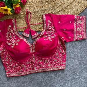 La blusa tiene un nuevo Jari de oro rosa, hilo y trabajo hecho a mano La Blusa con cuello en V tiene la espalda abierta con un patrón Katori único - Product Image 1