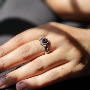 แหวนพลอยโกเมนสีเงินที่สง่างามสำหรับงานแต่งงานหรือครบรอบปีเครื่องประดับที่ดี - Product Image 1