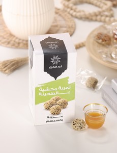 Autentiche Bocconcini di Datteri Karam Alnakhil Ripieni di Tahini e Semi di Sesamo, Tradizionale Caffè Arabo Saudita in Confezione - Product Image 1