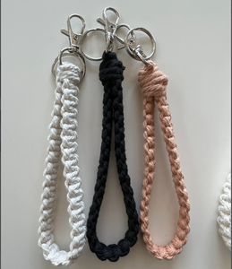 พวงกุญแจทำมือสวยงาม พวงกุญแจมาคราเม่ทำมือ - Product Image 2