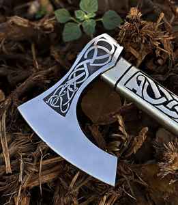 Hache de bataille viking en acier à haute teneur en carbone, fabriquée à la main, avec manche en bois et fourreau en cuir, hache gravée, idée cadeau DIY pour lui avec fourreau - Product Image 5