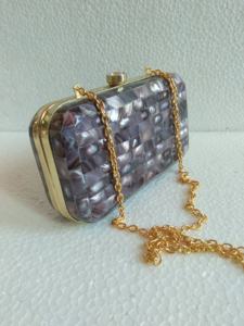 Bolso de Mano de Resina Bohemio de Lujo Hecho a Mano y Personalizado para Bodas y Fiestas, con Diseño Moderno y Personalización de Logotipo en Color - Product Image 3