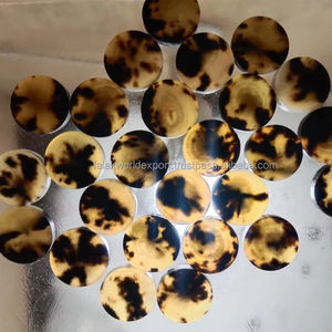 Bouton à bascule en corne de buffle naturelle écologique, poli et lisse, bouton artisanal élégant pour vêtements et accessoires par FWE - Product Image 3