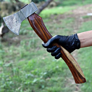 Hache de camping professionnelle en acier de Damas, tête en acier à motif artisanal avec manche en bois naturel pour la chasse et le bushcraft - Product Image 1