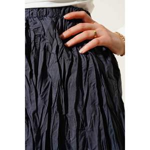 Falda Plisada con Efecto Arrugado, Color Humo, Patrón Regular, Muy Colorida - Product Image 1