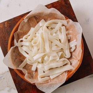บะหมี่ไทยเส้นก๋วยเตี๋ยว10มม. บรรจุในถุง400กรัมคุณภาพดีที่สุดผลิตใน WA84356084695เวียดนาม - Product Image 3