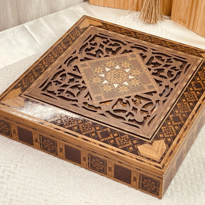 Ensemble de boîte de chocolat en bois texturé doré fabriqué à la main avec des accents de bouton - Product Image 2