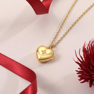 Collar Jeulia con Corazón Personalizado Chapado en Oro, Grabado con Piedra de Nacimiento y Zirconia - Product Image 4