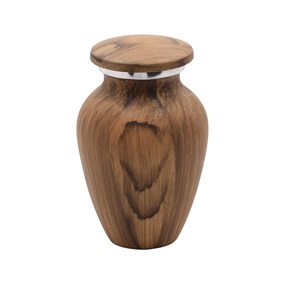 Urna de cremación de madera de calidad superior con diseño clásico adecuado para funerales conmemorativos en el hogar y almacenamiento respetuoso de cenizas - Product Image 1