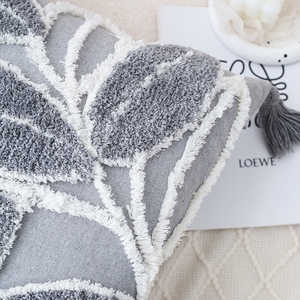 Coussin décoratif fantaisie et bohème Fancy & Stacy, motif floral tufté, 18x18, en coton, avec fermeture éclair amovible, beige, avec pompons - Product Image 6