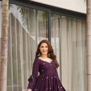 Costume de style lourd, collection de costumes lourds, broderie en soie romaine, Anarkali et Palazzo avec broderie en organza tabby, dupatta - Product Image 1