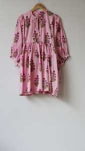 เดรสผ้าทอพิมพ์ลายดอกไม้สไตล์โบฮีเมียนสำหรับผู้หญิง คอวี ความยาวคลุมเข่า ใส่ได้ทั้งฤดูใบไม้ร่วงและฤดูร้อน เป็นมิตรต่อสิ่งแวดล้อม ซักได้ มีกระเป๋า - Product Image 2