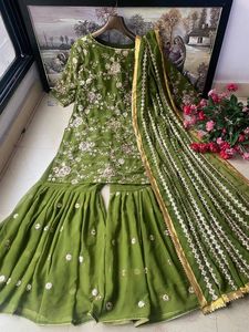 Presentamos el nuevo conjunto de Top -sharara Top Georgette pesado de calidad superior con traje Georgette Sharara completamente bordado y pesado - Product Image 3