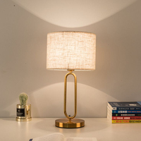 Lampe de table décorative moderne européenne de style chic, en feuille d'or martelée, respectueuse de l'environnement, protectrice pour les yeux, commande tactile AC/DC, logo personnalisé, hôtel