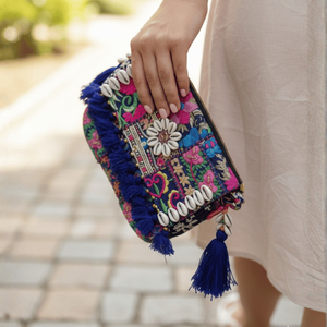 Pochette brodée motif floral avec doublure en satin, fermeture éclair faite main, style féminin tendance, dotée de chaînes et de sangles - Product Image 1