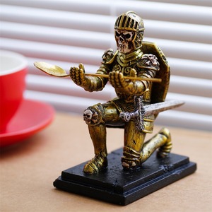 รูปปั้นเรซิ่นรูปอัศวินยุคกลางสไตล์วินเทจ วางบนโต๊ะ ใช้เป็นที่ใส่ปากกาหรือที่แขวนแว่นตา - Product Image 4