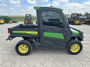 XUV835M Crossover Gator <b>Tractor</b> 20 HP Engine High-Capacity Cargo Bed Four-Wheel Drive High Productivity Multifunctional Features - Product Image 3