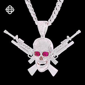 Collier chaîne cubaine hip-hop plaqué or 18 carats avec pendentif crâne glacé de luxe et fusils M4 croisés - Product Image 3