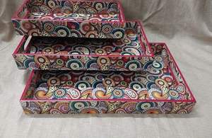 Nouvel arrivage de plateau de service multifonctionnel de forme ronde avec motif imprimé en émail dessus en bois pour la salle à manger. - Product Image 4