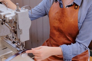 Venta al por mayor Top Mejor Precio Bajo Unisex Genuino Delantal de cuero de grano completo con logotipo personalizado impreso Venta caliente producto Delantal de cuero - Product Image 6