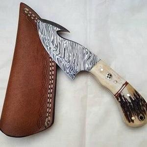 Cuchillo de Caza de Hoja Fija Hecho a Mano con Diseño de Damasco, Tamaño Personalizado, con Funda de Cuero y Mango de Asta de Ciervo - Product Image 1