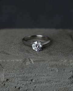 Anillo de compromiso de diamantes de corte brillante de 6,5mm | Diseño solitario clásico | Novia minimalista de plata de ley chapada en oro de 18 quilates - Product Image 1