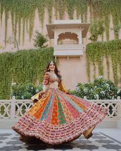 Ensemble Lehenga Choli et Dupatta dernier modèle de vêtements de fête et de mariage en mousseline de coton pur avec broderie lourde et impression numérique - Product Image 2