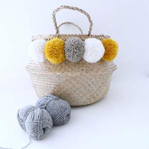 Venta al por mayor personalizable Boho Seagrass Belly Basket con pompones brillante solución de almacenamiento - Product Image 6