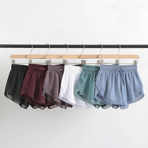 Short chaud en maille respirante pour femmes Pantalon d'entraînement à séchage rapide avec poches extérieures à cordon de serrage taille basse Pièce unique incluse - Product Image 2