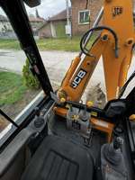 Mini-pelleteuse JCB 1CX à accès étroit 2025 |   Chargeuse sur pneus à largeur réduite |   Chargeuse-pelleteuse pour travaux urbains et aménagement paysager
