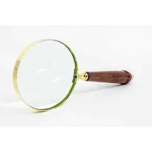 Lupa en vidrio con color dorado y mango de madera marrón, perfecta para una fácil visualización y aumento detallado - Product Image 1