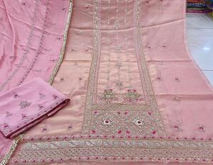 Costumes en soie brodés à la main non cousus de créateur moderne pour les femmes style traditionnel indien pour les fêtes soleil - Product Image 4