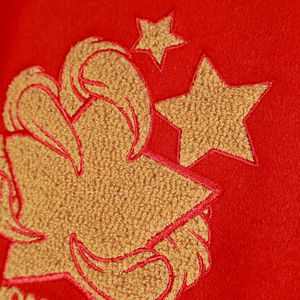 Chaqueta Universitaria Roja Personalizada para Hombre, Chaqueta Universitaria Gruesa de Invierno al por Mayor con Bordado Personalizado y Manga de Cuero - Product Image 6