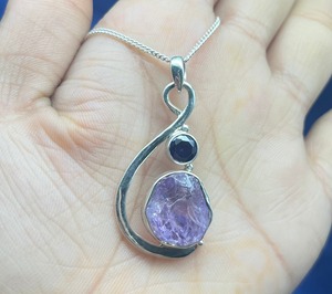 Colgante de plata de amatista cruda, colgante de piedras preciosas de granate de amatista en bruto, colgante de plata de ley 925 para mujer colgante de plata bohemio - Product Image 1