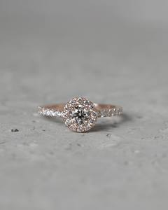 Anillo de compromiso de halo de moissanita de corte redondo de 5mm | Solitario dorado o plateado con detalles | Joyería fina de Boda nupcial OEM - Product Image 1