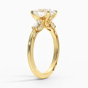 Anillo de Compromiso con Tres Diamantes de Corte Ovalado y Diseño Único para Cada Ocasión - Product Image 2