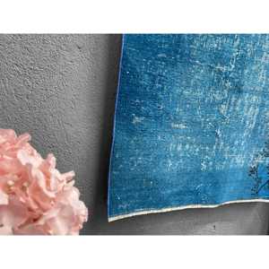 Alfombra Vintage de 2.6x4.9 pies, Alfombra Turca de Lana con Estampado Animal Azul - Product Image 4