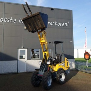 Chargeuse sur pneus compacte Gehl AL 440, mini-chargeuse frontale, boîte de vitesses, moteur, pompe, rayon de braquage court pour travaux agricoles et de construction - Product Image 5
