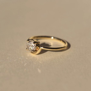 Bague de fiançailles en or 18 carats avec diamant Moissanite de taille ronde élégante Bijoux de mariée élégants pour femmes Vente en gros Fournisseur direct en ligne - Product Image 1