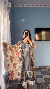 Kurta droite pour femmes avec bas en mousseline de coton imprimé numériquement et vrai miroir et diamant travail à la main haut et bas avec Dupatta - Product Image 3